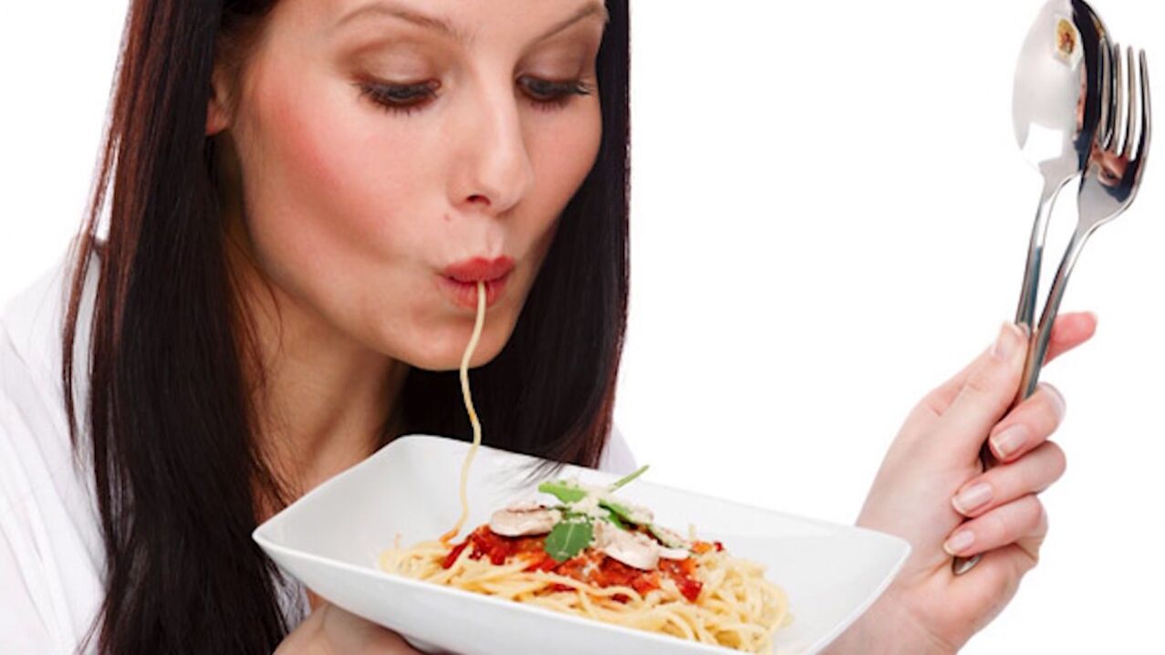курсак арыктоо үчүн спагетти жеген аял